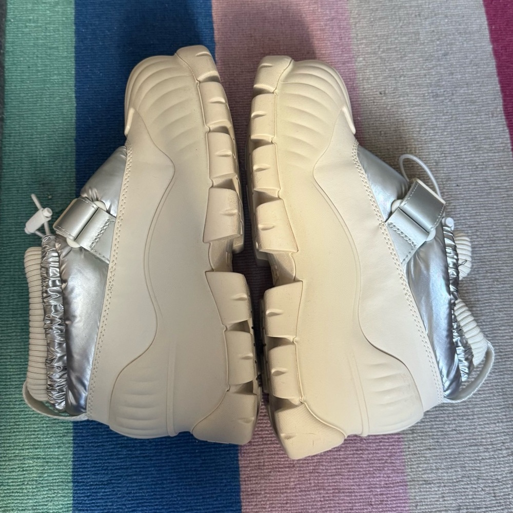 UGG Deckers ADIROAM ANKLE BOOT Women's US 8 EU 39 White and Silver - Picture 7 of 7